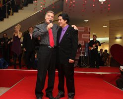 Erol Büyükburç-Metin Ersoy... YILLAR SONRA AYNI SAHNEYİ PAYLAŞIP GÖZYAŞI DÖKTÜLER!