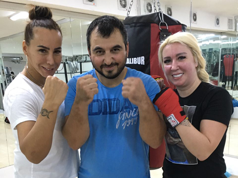 Asena... BU KEZ GÖBEĞİNİ DEĞİL, YUMRUKLARINI KONUŞTURACAK!
