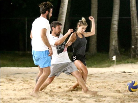 Şeyma Subaşı... ERKEKLERLE KIRAN KIRANA FUTBOL OYNADI!..