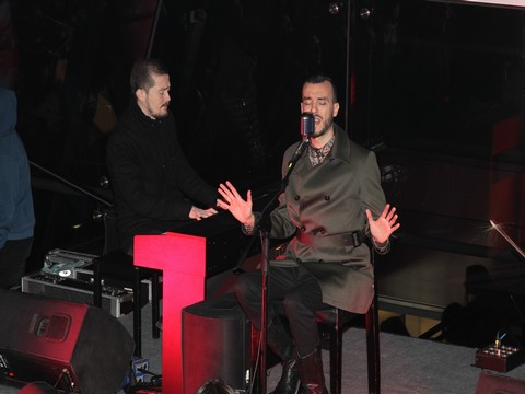 Cem Adrian... KONSERİNDE,  KÖY OKULLARI İÇİN KİTAP TOPLADI!..