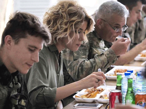 Gülben Ergen...'' SINIR NÖBETİ TUTAN ASKERLERLE KARAVANA YEMEĞİ YEDİ!