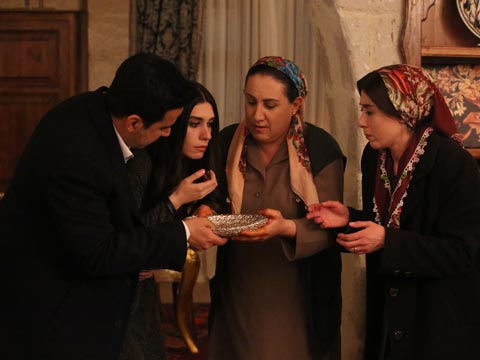 Aşk ve Mavi... İŞLER KARIŞIYOR!