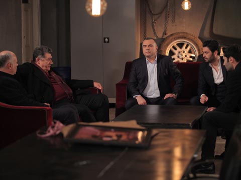 Eşkiya Dünyaya Hükümdar Olmaz... KILIÇLAR ÇEKİLDİ!