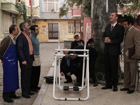 Seksenler... MAHALLEYE SPOR ALETİ GELİR!