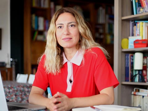 Melike Karakartal... SALDIRGAN KAPISINA DAYANDI!