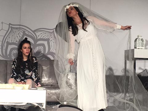 Öykü Gürman... 'PLASTİK AŞKLAR' İLE TİYATRO SAHNESİNDE!