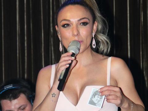 Ziynet Sali... SAHNEDE YAKASINA HALİT AKÇATEPE FOTOĞRAFI TAKTI!