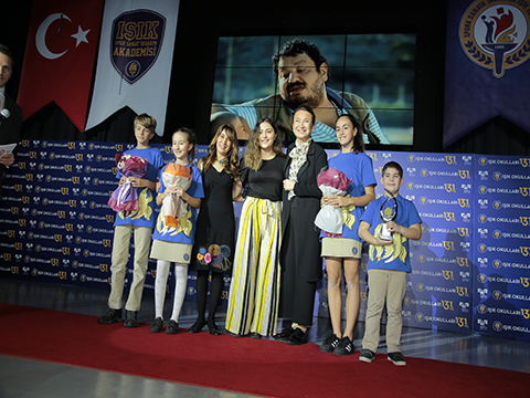 ÜNLÜ İSİMLER, FMV IŞIK OKULLARININ ÖDÜL TÖRENİNDE BULUŞTU!