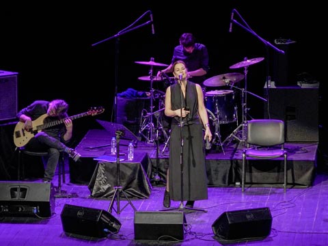 Birsen Tezer... KULAKLARIN PASINI SİLDİ!