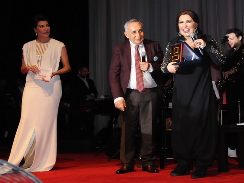 Deniz Akkaya'dan Nükhet Duru'ya... "VALLAHİ BENJAMIN BUTTON GİBİ KADINSIN"!..