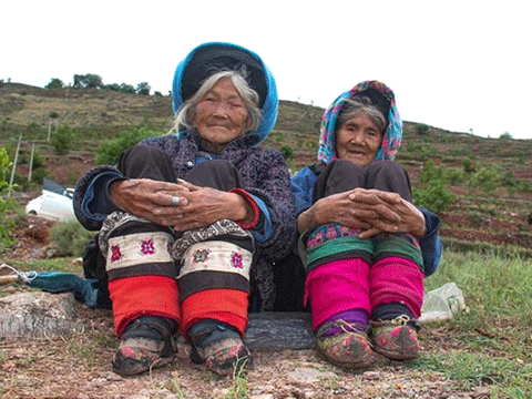 ''BU ÜLKEDEKİ KADINLAR GÜZELLİK UĞRUNA AYAKLARINI KIRDIRIYOR!''