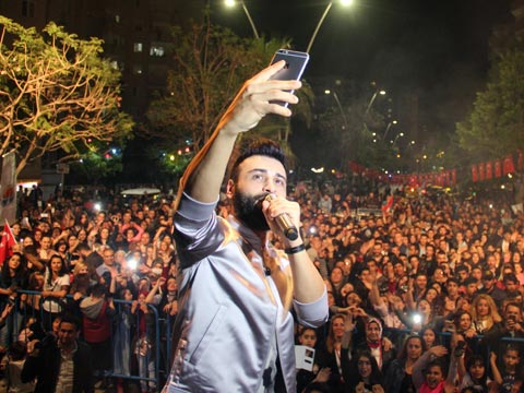 Emre Kaya... ADANA'DA SIMSICAK 23 NİSAN KONSERİ!