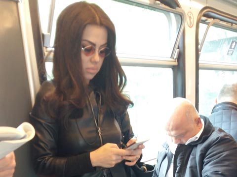 Lara... ARABASI BOZULUNCA, TRAMWAY'A BİNDİ!