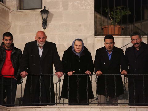 Aşk ve Mavi... ARTIK HİZMETÇİLİK YAPMAK YOK!