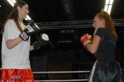 Asena-Ece Gürsel ringe çıktılar... YUMRUKLARINI DEĞİL ÇENELERİNİ KONUŞTURDULAR!