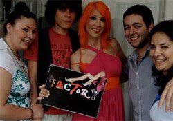 Hande Yener... GAY FİLMİNDEKİ SEVİŞME SAHNELERİ SANSÜRE TAKILDI!