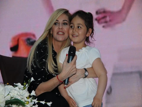 Emine Ün... ANNELER GÜNÜ ETKİNLİĞİNDE HEM AĞLADI HEM GÜLDÜ!..