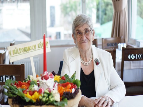 Prof. Dr. Canan Karatay... 1 MİLYONUNCU KİTABINI KUTLADI!..
