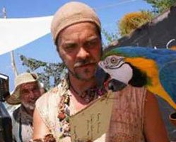 Beyaz... CUMA, Erdal Özyağcılar... ROBİNSON CRUOSE!