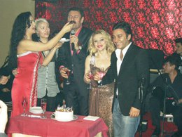 Faruk Tuncel? HAYATINDAKİ İLK DOĞUM GÜNÜNÜ SAHNEDE KUTLADI?