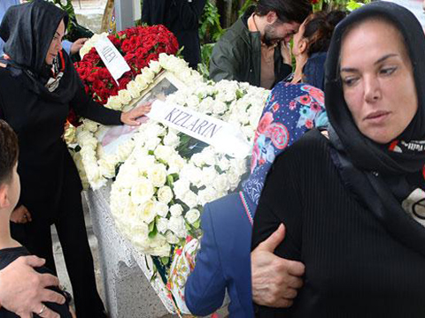 Fulden Uras’ın acı günü... ANNESİNİ TOPRAĞA VERDİ!