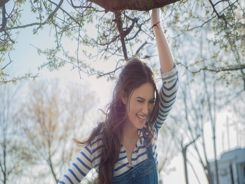 Ece Mumay... "MEZARCI" FİLMİNİN GALASINDA DENİZ ÜSTÜNDE KONSER!..