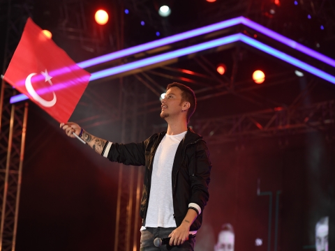 Sinan Akçıl...TÜRK BAYRAĞIYLA SAHNEDE!