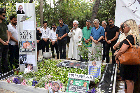 Çolpan İlhan... MEZARI BAŞINDA DUALARLA ANILDI!