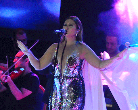 Sibel Can... ÇEŞME'DE SEVGİ SELİ!