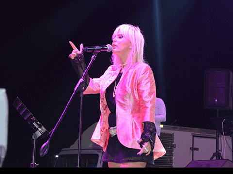 Ömür Gedik... KARATAŞ'TA ANLAMLI KONSER!