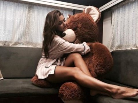 Hande Erçel... AYISININ KUCAĞINA OTURDU, BEĞENİ REKORU KIRDI!..