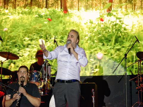 Volkan Konak... 'SAHNEDE GENÇLEŞİYORUM!'