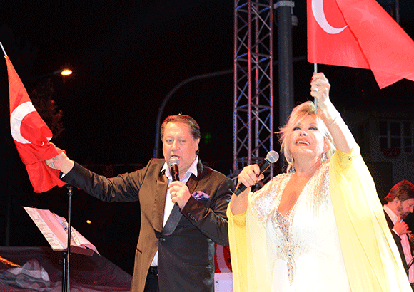 Emel Sayın - Ahmet Özhan... GÜL DİYARINDA ZAFER BAYRAMI ÇOŞKUSU!