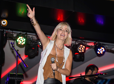 Ömür Gedik... BAYRAM SAHNESİNDE VATAN ŞAŞMAZ İÇİN DE ŞARKI SESLENDİRDİ!