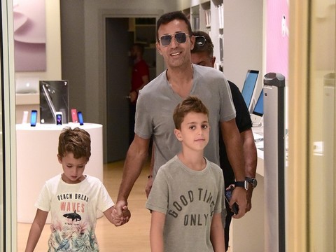 Mustafa Sandal... BABA VE OĞULLARININ ALIŞ VERİŞ KEYFİ!..