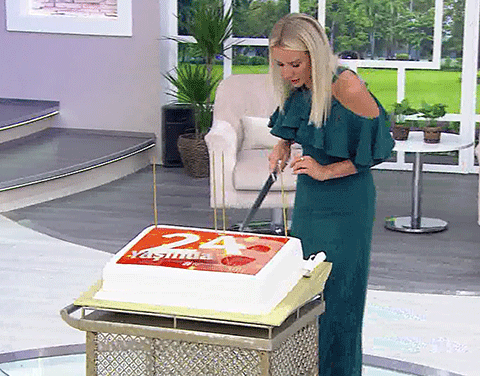 Esra Erol... ATV'NİN 24.YAŞ GÜNÜ PASTASINI KESTİ!