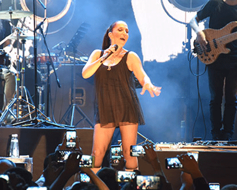 Sertab Erener... CESUR KIYAFETİ NEFES KESTİ!