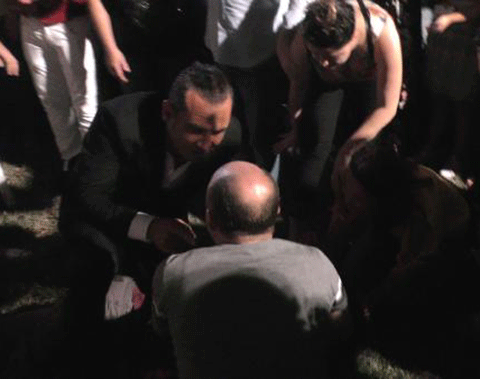 Ferhat Göçer... MİKROFONU BIRAKTI, İLK YARDIMA KOŞTU!