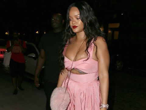 Rihanna... PEMBE TULUMU İLE YÜREK HOPLATTI!