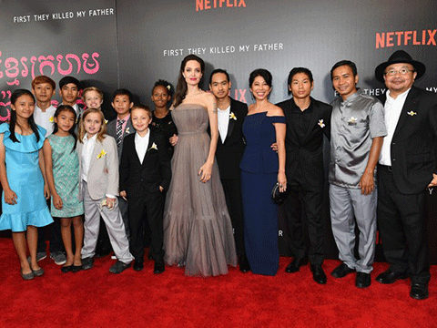 Anjelina Jolie... GALADA DÖVME ŞOV!