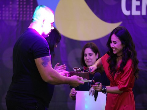 Betül Demir... DOĞUM GÜNÜNÜ SAHNEDE KUTLADI!..