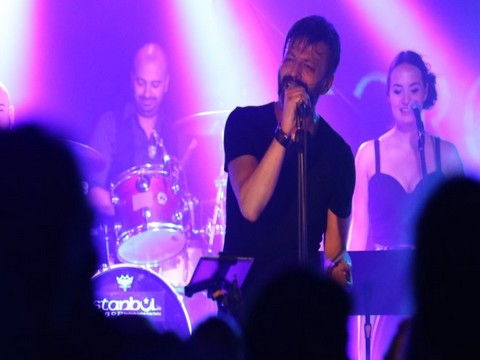 Serhat Kılıç... SEZONUN İLK KONSERİNİ KADIKÖY'DE VERDİ!..