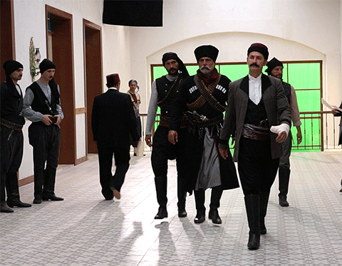 Murat Han... ÇEKİMLERDE PARMAĞI KIRILDI!