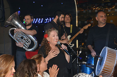 Suzan Kardeş... BALKAN EZGİLERİ 'KEYİFLİ SAHNE'DE!