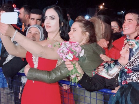 Aysun Kaya... EKSİ BEŞ DERECEYİ  SICAKLIĞIYLA ISITTI!