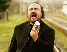 Hakan Aysev... "POP SÖYLEMEMİN NEDENİ OPERAYI SEVDİRMEK"!