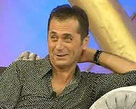 Canlı yayında "çiş" vakası!..TARKAN'DAN SONRA HANGİ SANATÇI "ÇİŞİM GELDİ" DİYEREK İZİN İSTEDİ?..