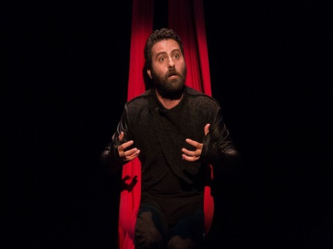 Fehmi Karaarslan... FRANSA TİYATROSU'NDA BİR TÜRK OYUNCU!..