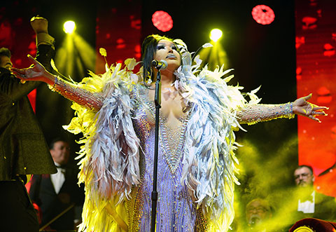 Bülent Ersoy... MUHTEŞEM DEKOLTESİYLE KONYA'YI BÜYÜLEDİ!