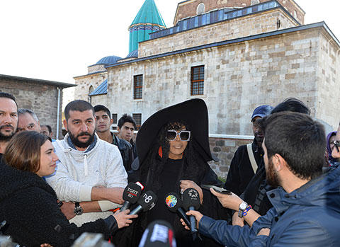 Bülent Ersoy... HZ. MEVLANA TÜRBESİNİ ZİYARET ETTİ!